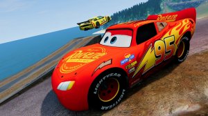 МУЛЬТИКИ ПРО МАШИНКИ. Смотри, как машины МАКВИН разбиваются вдребезги на обрыве!