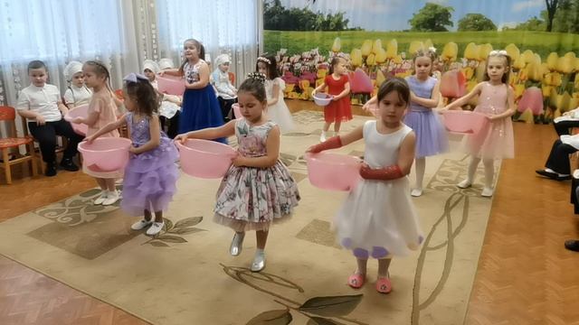 Танец мамины помощницы. Моем, моем. Стирка. День мамы. 8 марта в детском саду смотреть онлайн