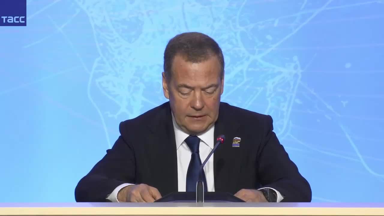 Медведев выступает на форуме