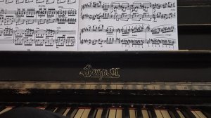 Света играет на пианино