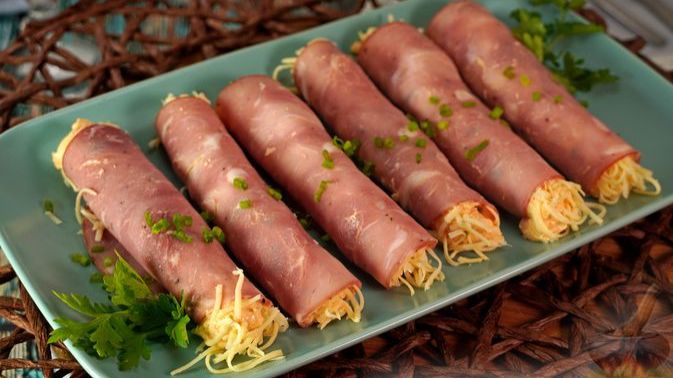 Праздничные рулетики-хлопушки. РУЛЕТИКИ ИЗ ВЕТЧИНЫ С СЫРОМ И ЯБЛОКОМ смотреть онлайн