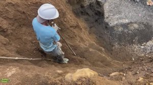 Строительство, шахтёры сбивают песок со стен карьера