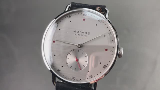 Обзор часов Nomos Glashutte Metro Neomatik с серебряным циферблатом 1114 Nomos