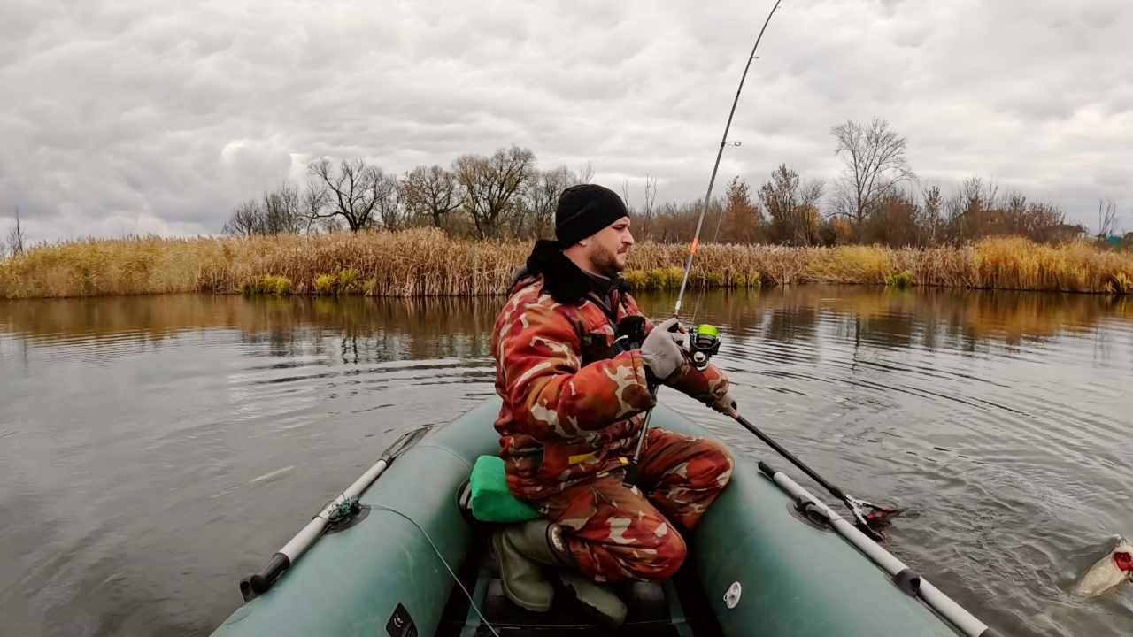 ОСЕННИЙ ЖОР НАЧАЛСЯ!!! Рыбалка на спиннинг осенью смотреть онлайн
