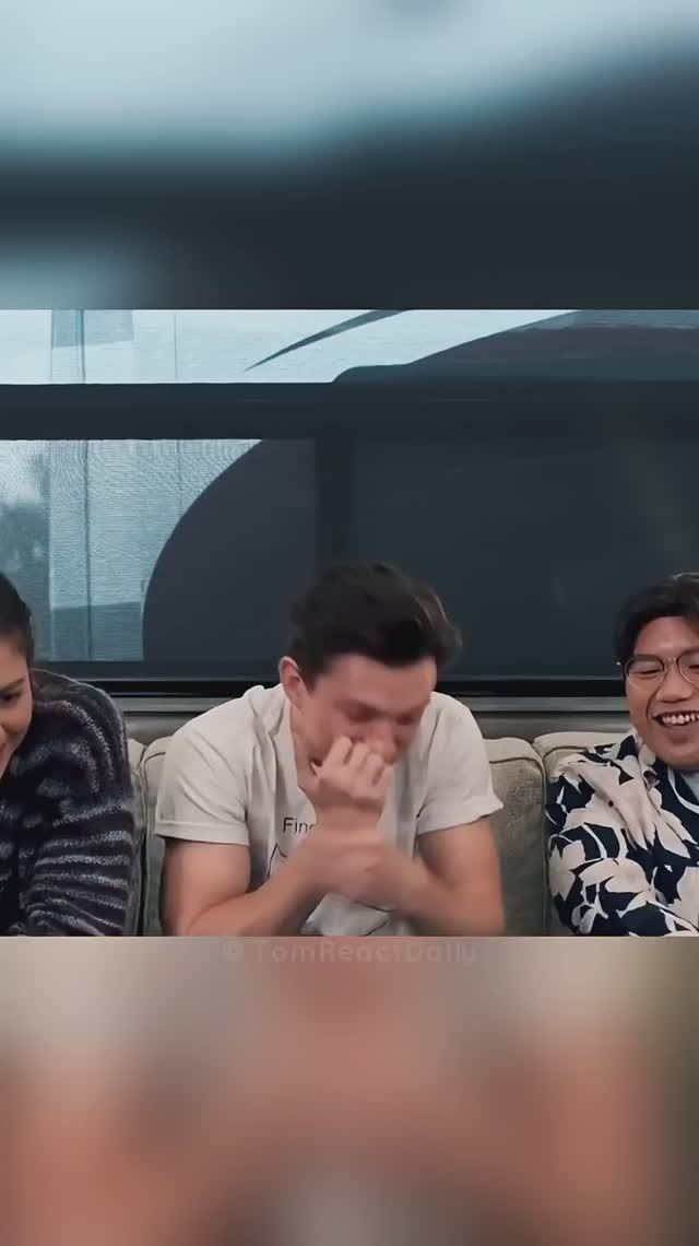 Том Холланд смеётся над вирусными видео. смотреть онлайн