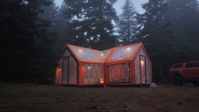 Кемпинг в лесу в надувном доме