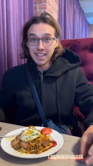 Вшил в своё тело банковскую карту и чип.#Shorts