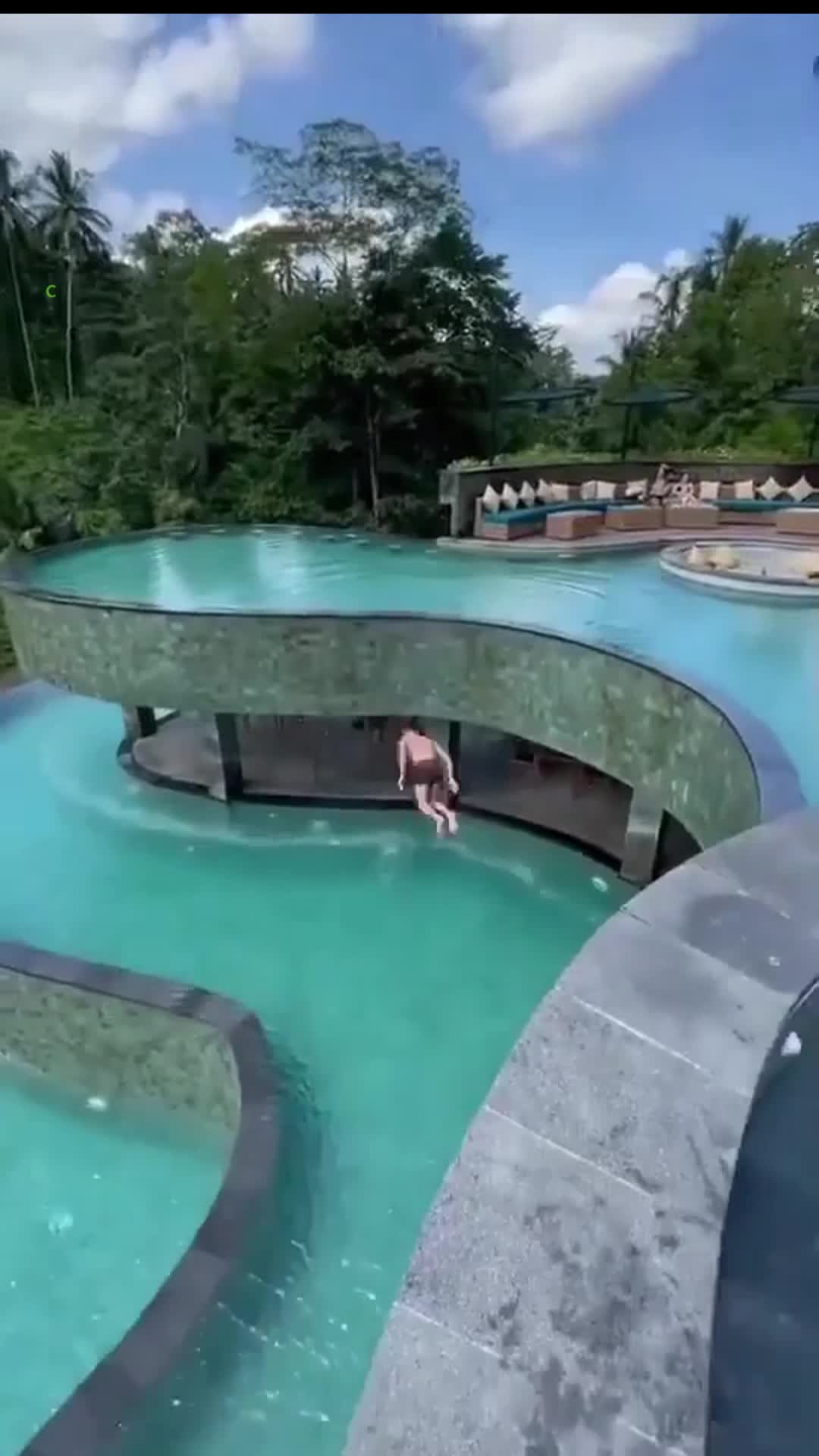 В Бали, в Индонезии, местные жители отмечают свой Новый год, который называется Ньепи, в атмосфер... смотреть онлайн