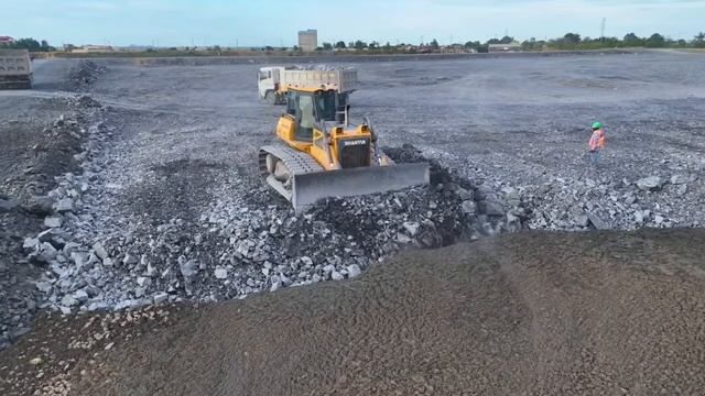 Ep10. Отсыпка огромного озера. Бульдозер Shantui и грузовики засыпают участок. смотреть онлайн