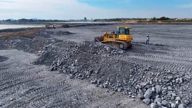 Ep13. Отсыпка огромного озера. Бульдозер Shantui и грузовики засыпают участок. смотреть онлайн