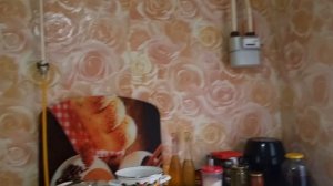 Готовлю салат из консервов,, рис в мультиварке и молочную лапшу.