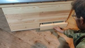 Улей Лежак на 24 рамки из хвои, высокое сетчатое дно с подморосборником, двускатная крыша.