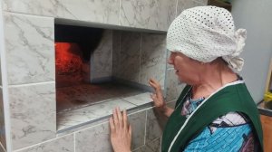 Топлю печь ,готовлю обед,сходила за лапником.