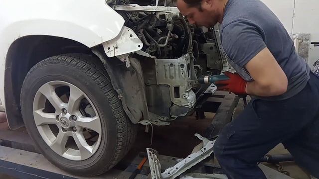 Toyota Rav4 на стапеле, а на первый взгяд нужно было только бампер поменять. смотреть онлайн