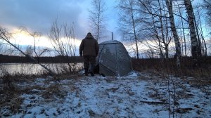 В ТАЙГУ В ОЖИДАНИИ ПЕРВОГО ЛЬДА! ПОПАЛ НА ВЫХОД НАЛИМА . ЖИВУ В ПАЛАТКЕ С ПЕЧКОЙ \ ОДИН НА РЕКЕ .