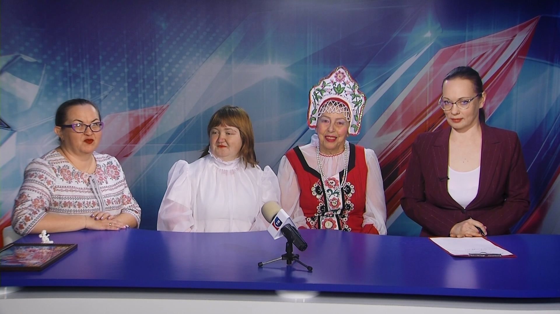 Гости в студии: участницы коллектива «Уральские россыпи» с руководителем Вероникой Юмановой. смотреть онлайн