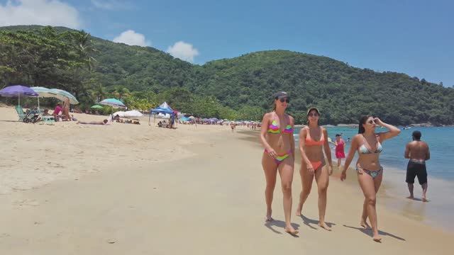 Бразильские красивые девушки без стеснения гуляют в микро бикини по пляжу смотреть онлайн