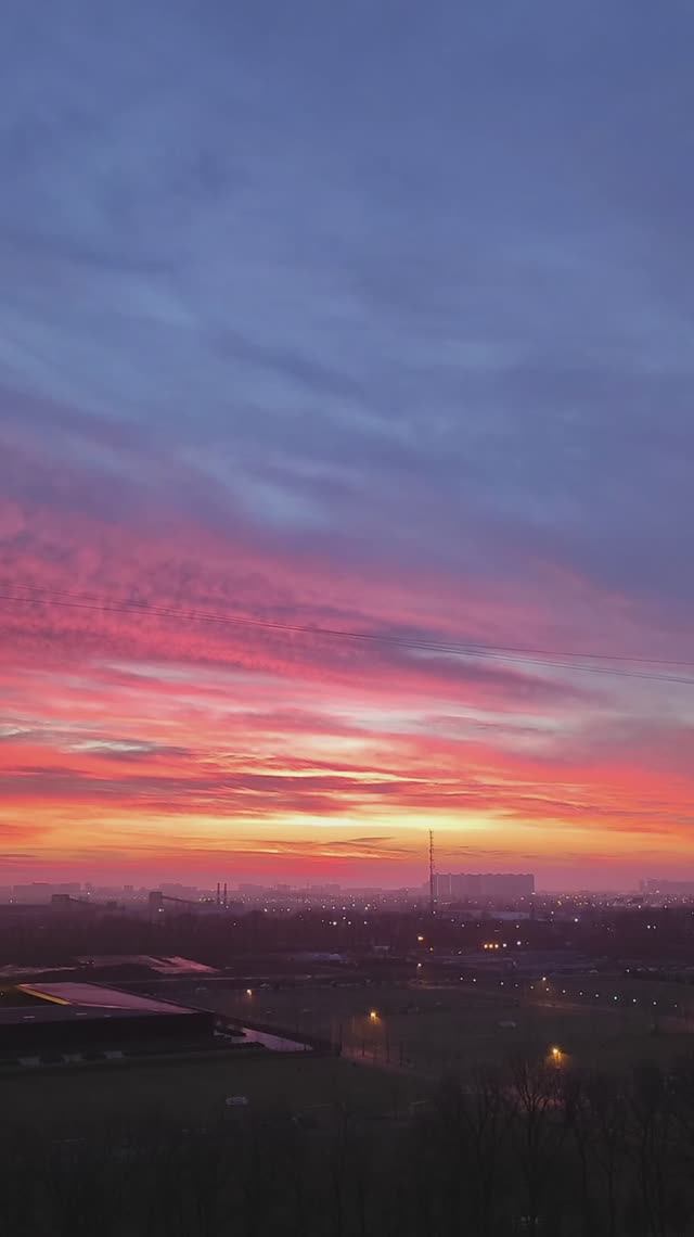 Я СНИМАЛ НЕБО В ТЕЧЕНИЕ ГОДА: ЗАКАТ, РАССВЕТ, ДЕНЬ, НОЧЬ... смотреть онлайн