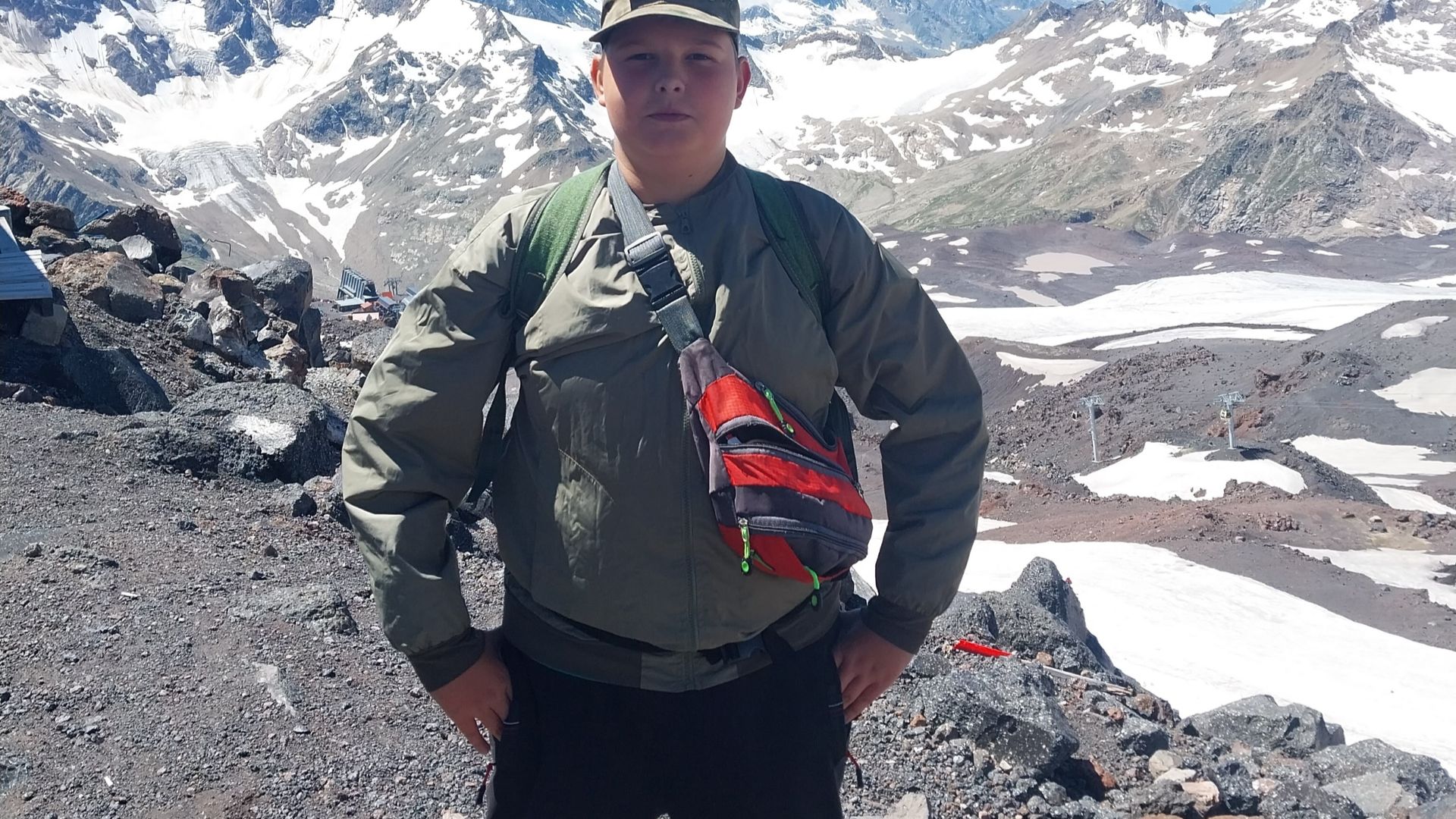 Маленький мальчик испугался дяденьку ,что аж спрятался в машинке смотреть онлайн