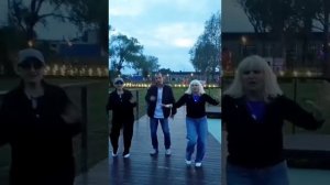 набережная....танцуют Друзья!