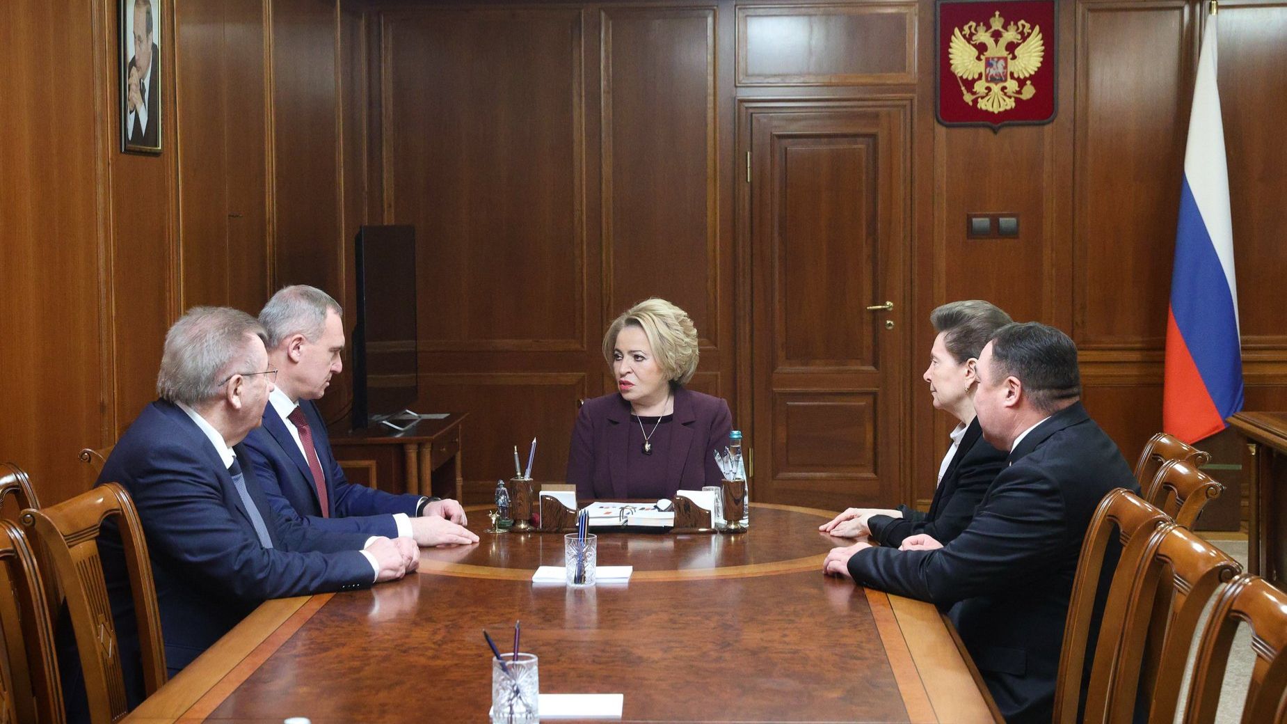 Валентина Матвиенко провела встречу с губернатором ХМАО – Югры Русланом Кухаруком смотреть онлайн