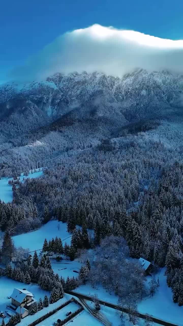 Пятра Краюлуй - это горный массив в Румынии, расположенный в Южных Карпатах. Его форма напоминает... смотреть онлайн