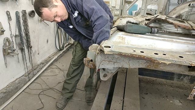 Subaru Baja: подготовка к замене лонжеронов смотреть онлайн
