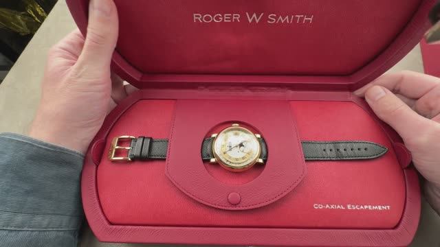 Распаковка часов стоимостью 900 000 $ Roger W Smith Series 4 - Фаза Луны по тройному календарю