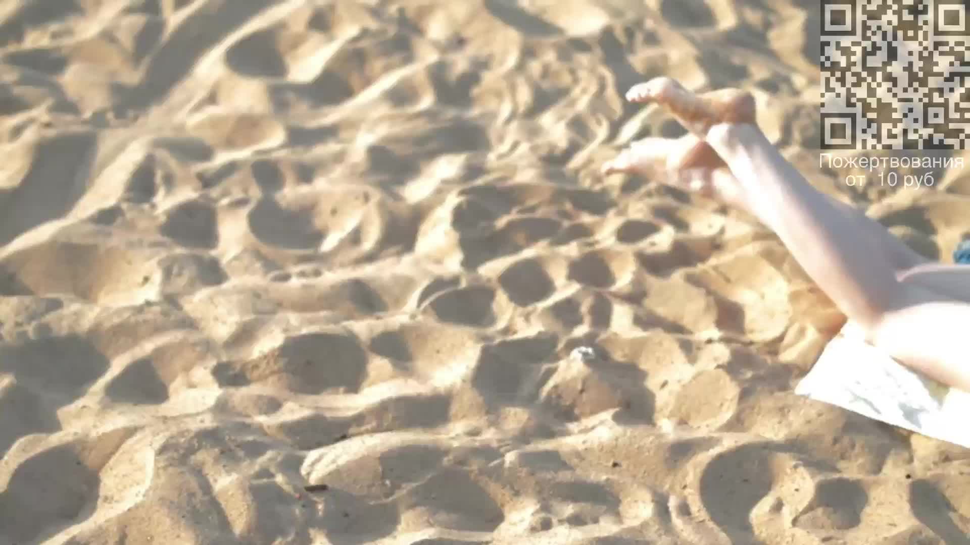 Девушка купается в воде на пляже. Girl in a Swimsuit in the Water, смотреть онлайн