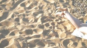 Девушка купается в воде на пляже. Girl in a Swimsuit in the Water,