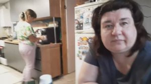 ЖИЗНЬ В ДЕРЕВНЕ ПОДРУГИ ИЗ МОСКВЫ ПРИЕХАЛИ ЧЕМ УГОЩАЮ