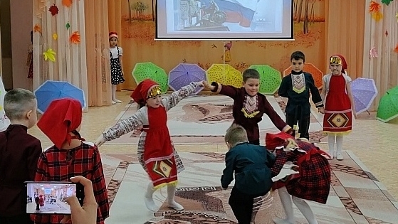 Танец в ДОУ /русско-удмуртский/ на День государственности Удмуртии