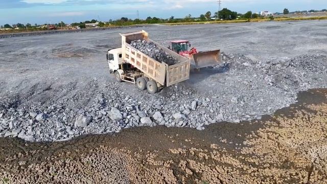Ep14. Отсыпка огромного озера. Бульдозер Shantui и грузовики засыпают участок. смотреть онлайн