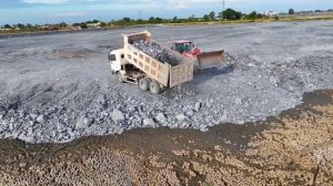 Ep14. Отсыпка огромного озера. Бульдозер Shantui и грузовики засыпают участок.