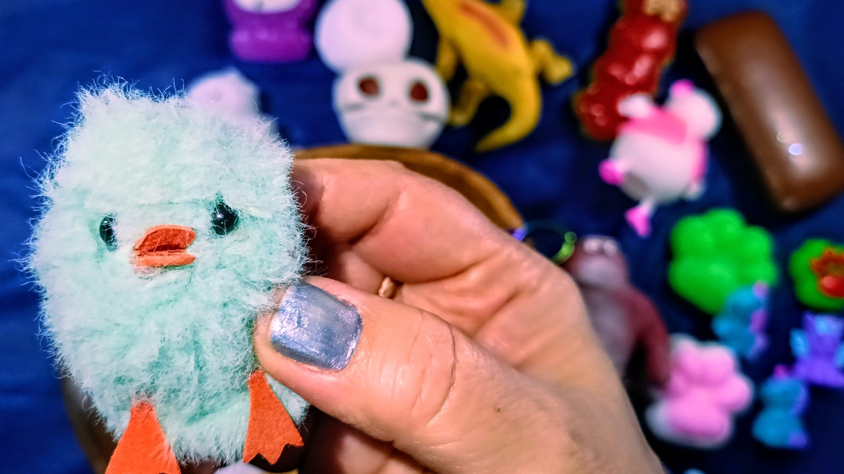 АСМР распаковка сюрприз для вашего удовольствия сквишей и антистрессы 🥰 ТАБА СКВИШИ лапки смотреть онлайн