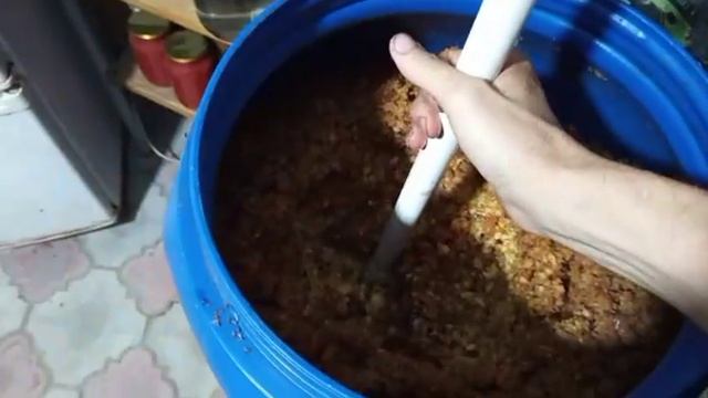 Перемешивание густой яблочной браги.Простой способ. смотреть онлайн