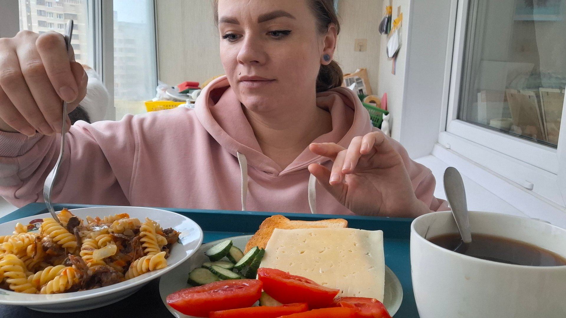 Мукбанг Завтрак| Макарошки с тушенкой, хрустящий хлеб, а чего бы и нет))) #мукбанг #завтрак смотреть онлайн