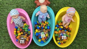 Мультики для девочек. Смешиваем радужные шарики в ванночках. Мультики для детей с куколками.