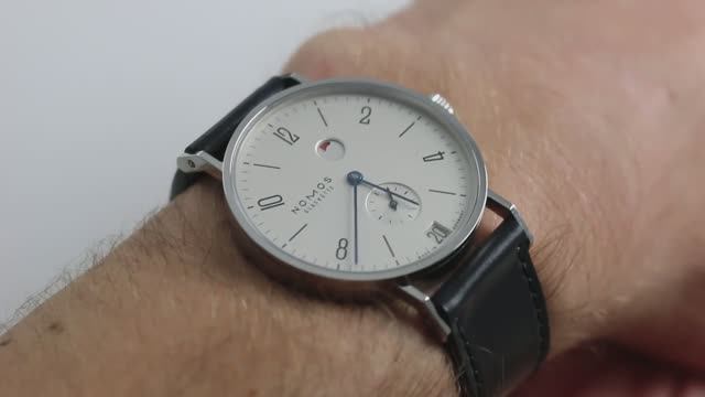 Обзор часов Nomos Glashutte Tangente Datum Gangreserve Ref. 131