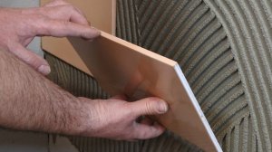 Нанесение плиточного клея СТАНДАРТ от БОЛАРС. Приготовление смеси и укладка плитки