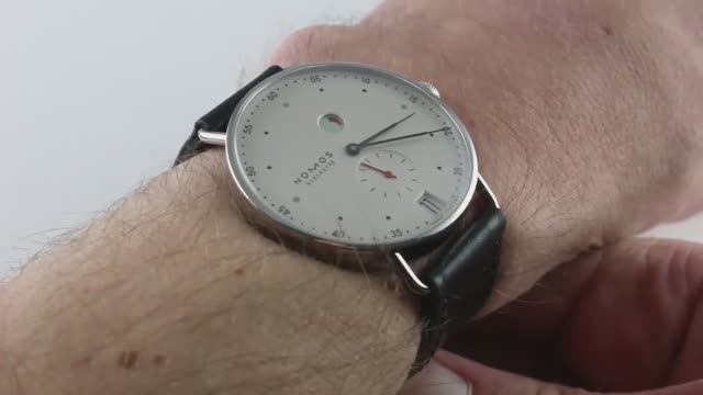 Обзор роскошных часов Nomos Glashutte Metro Datum Gangreserve 1101