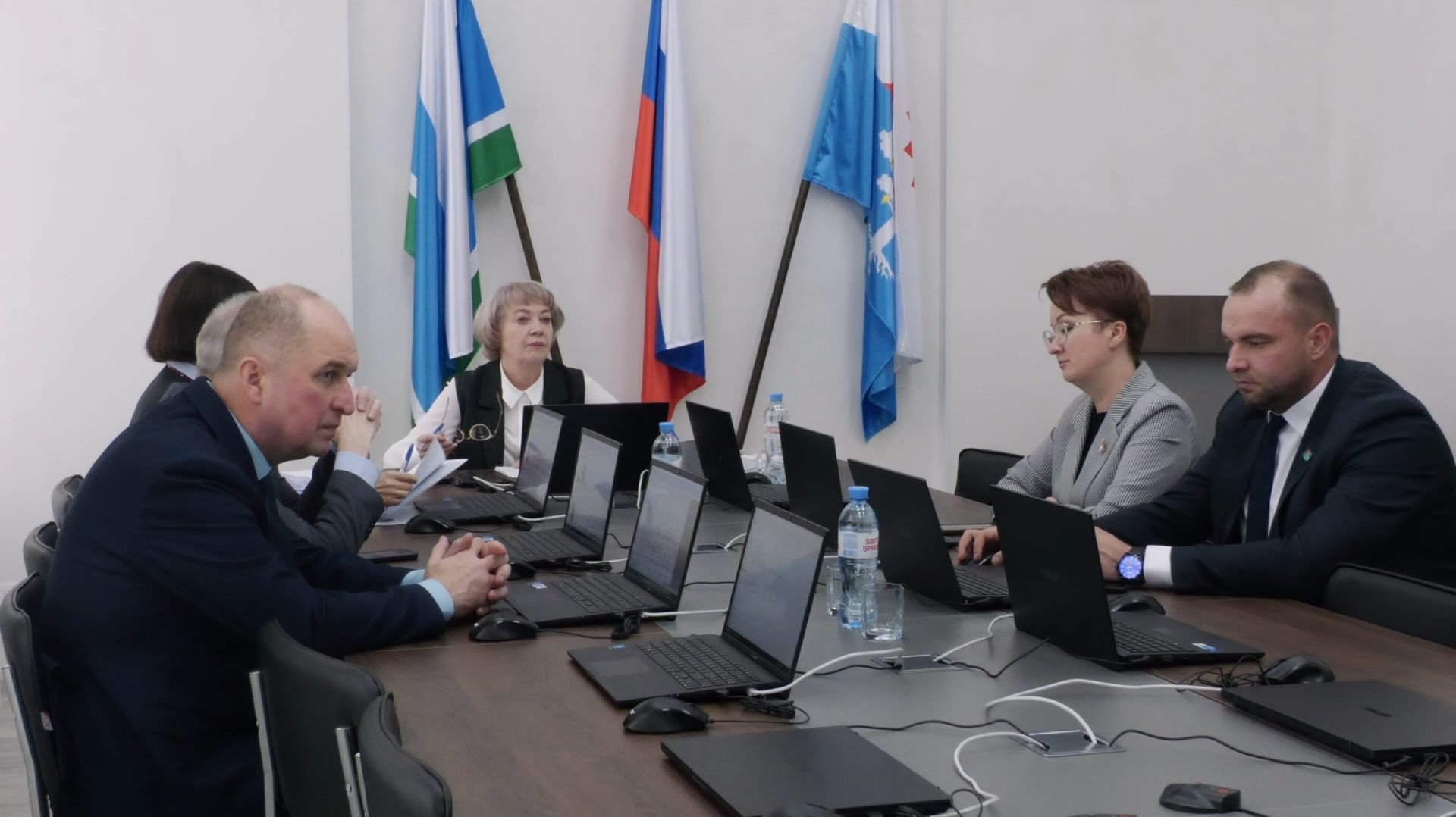 Депутаты рассмотрели 8 вопросов перед заседанием Думы СМО смотреть онлайн