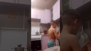 едим острый дошик 🍜