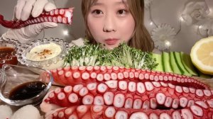 🔥🍲 Мукбанг и Mukbang : 4 ВКУСА ОСЬМИНОГА! 🐙 Девушка пробует с разными соусами