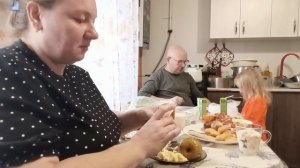 УТРО ЗАВТРАКАЕМ ОТВЕЧАЮ НА ВОПРОСЫ.