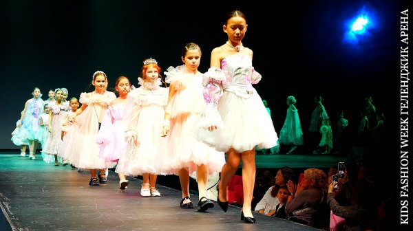 МОДА ДЛЯ ДЕВОЧЕК на KIDS FASHION WEEK ГЕЛЕНДЖИК "АРЕНА"/1000планет