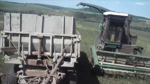 Кормозаготовка. Погрузка сенажа комбайном Fortschritt E-281