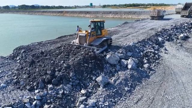 Ep11. Отсыпка огромного озера. Бульдозер Shantui и грузовики засыпают участок. смотреть онлайн