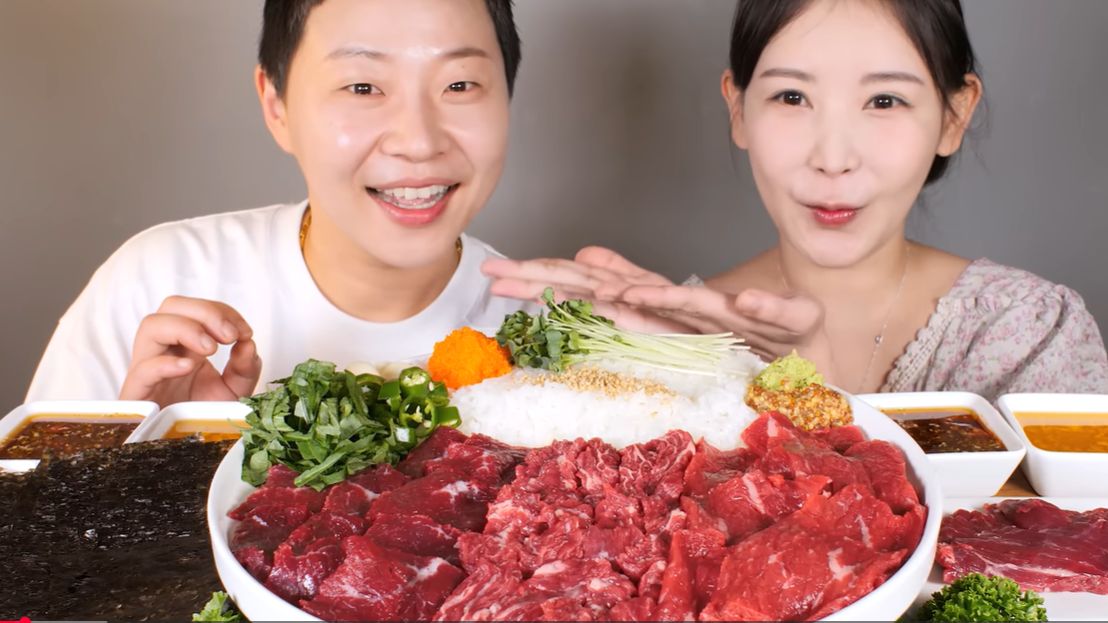 🔥🍲 Мукбанг и Mukbang : ПАРА ПРОБУЕТ СЫРУЮ ГОВЯДИНУ! 🥩 3 премиальных сорта смотреть онлайн
