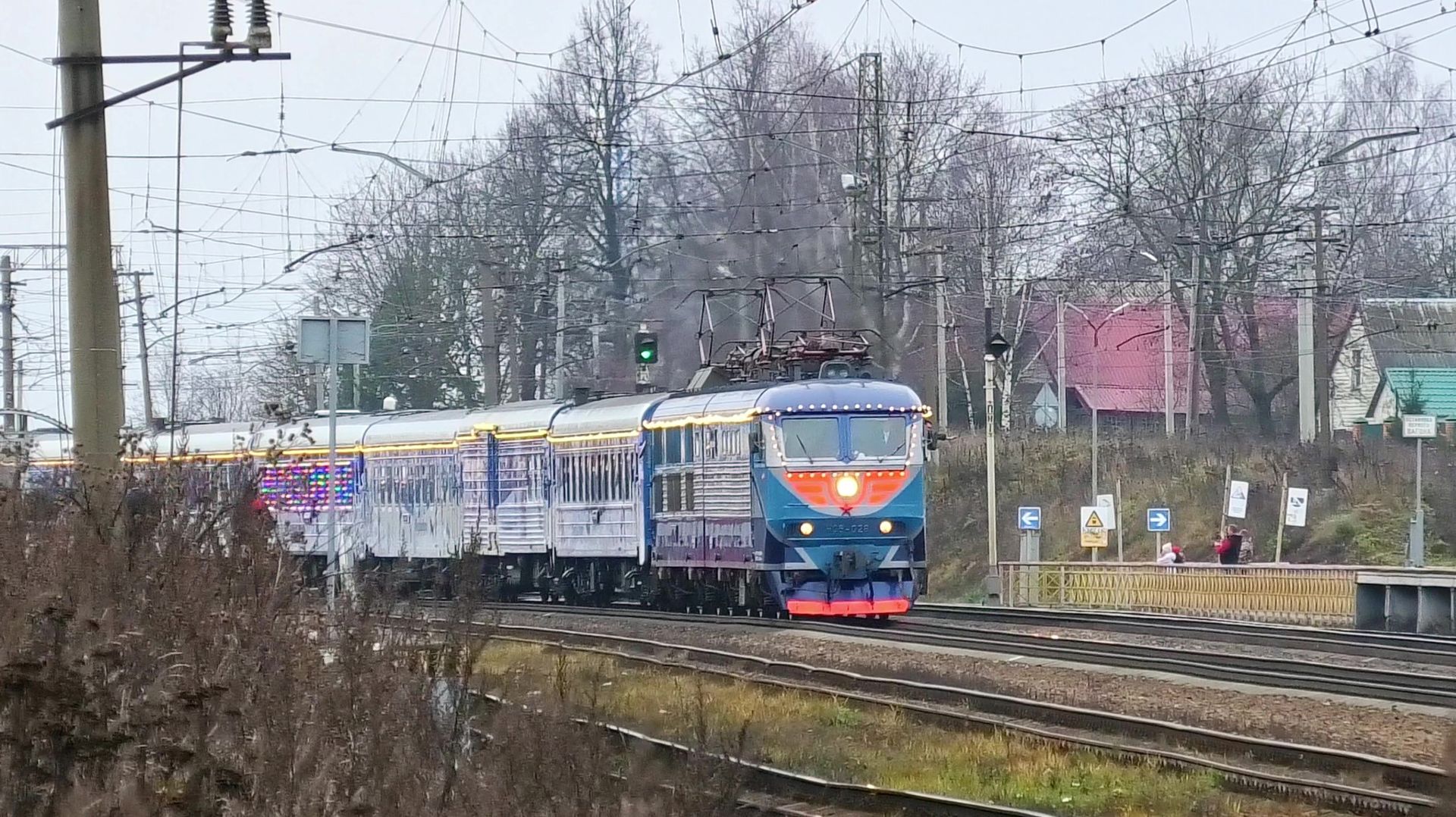 ЧС6-028 с «Поездом Деда Мороза» по пути в Великий Устюг на ст. Бужаниново